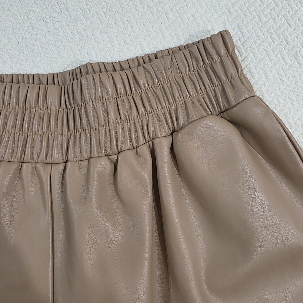 Aaron & Amber Brown Faux Leather Shorts Women's Size Large With Pockets - Picture 2 of 10